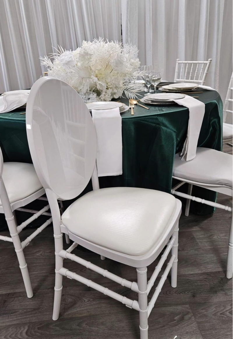 Chaise de réception modèle Médaillon blanche pour apporter une note d'élégance à votre table de mariage.