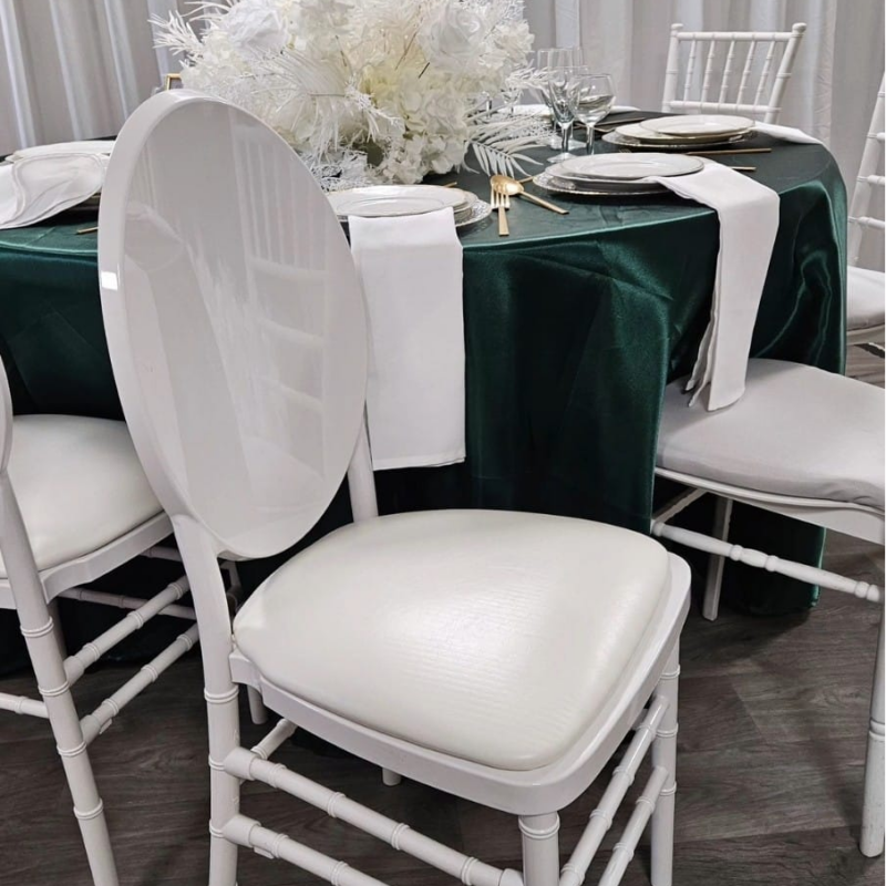 Chaise de réception modèle Médaillon blanche pour apporter une note d'élégance à votre table de mariage.